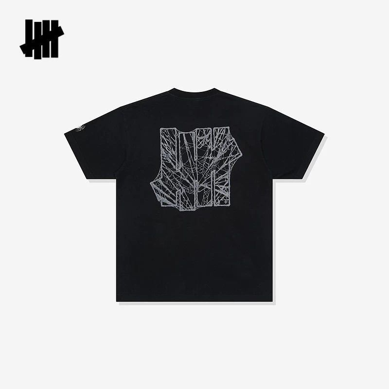 Streetwear Brand Undefeated - تي شيرت يونيسكس من Undefeated بأكمام