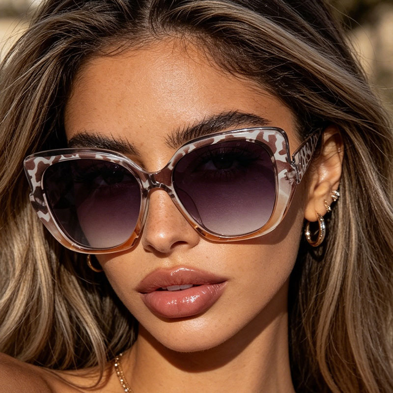 نظارة شمسية نسائية عصرية بتصمي - مراجعة Streetwear Brand With Eye وسعره